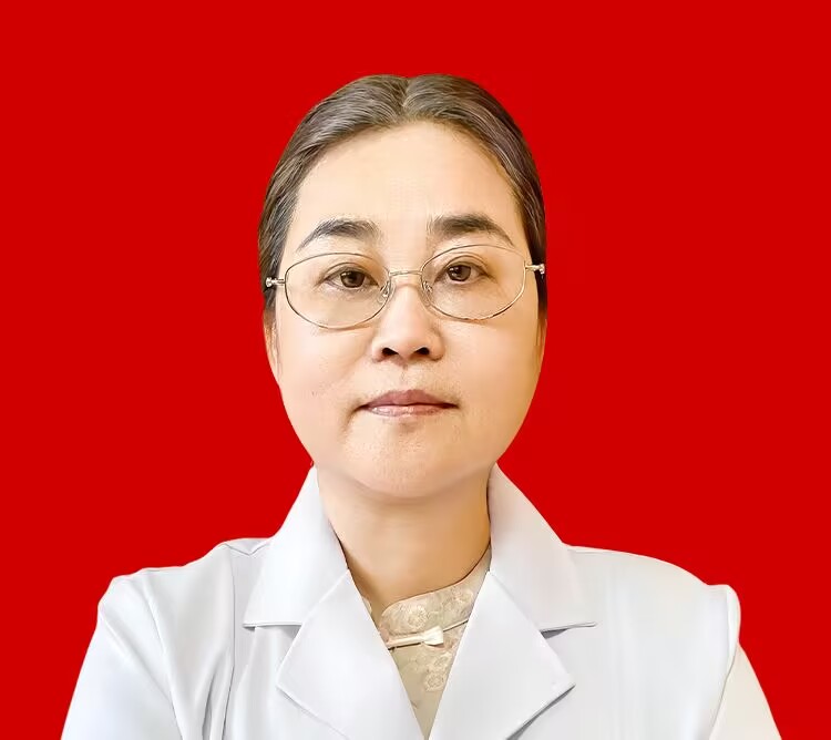 徐萍科室主任中医世家出身，幼承家学，毕业于河南中医学院，从事中医临床工作三十余年，曾在多所知名医院进修学习。师承古溪针刀创始人陈贵斌教授，先后跟随名中医张忠德教授、石学敏教授等名中医学习。临床擅长运用多种针法，针药并用，治疗各种常见病、多发病以及疑难杂症。擅长治疗：乳腺及妇科疾病：乳腺疾病(结节、炎症